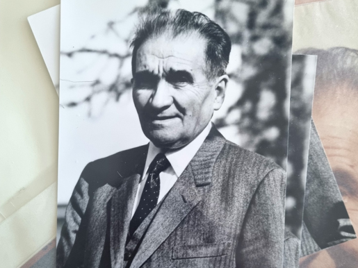 Alt image image